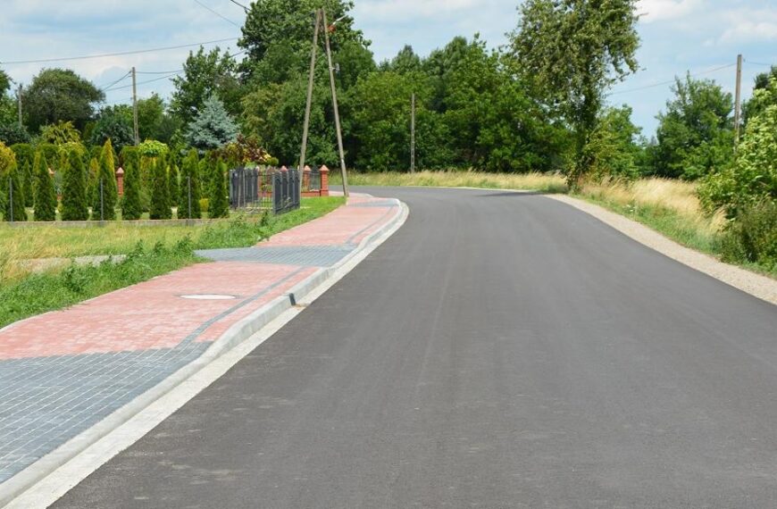 Zakończono budowę nowego chodnika i nawierzchni drogi w Chodaczowie