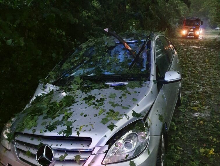 Drzewo spadło na samochód w czasie nawałnicy – ranna 17-latka