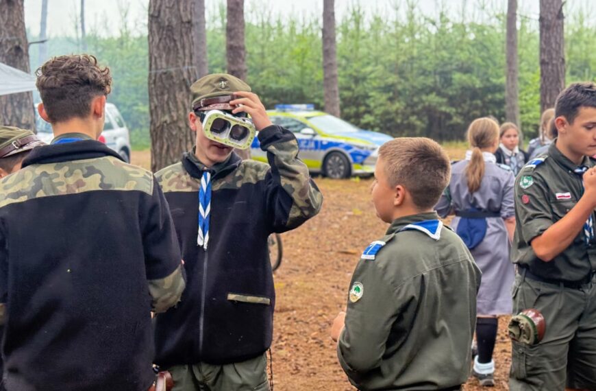 Bezpieczeństwo przede wszystkim – leżajscy policjanci na obozie harcerskim w Dąbrowicy