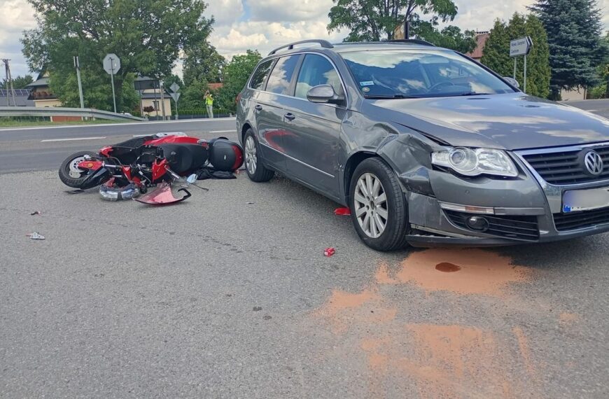 Groźna kolizja z udziałem motorowerzysty w Nowej Sarzynie. Policja apeluje o ostrożność