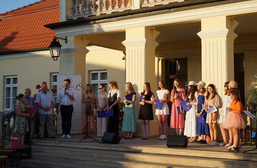 Letni koncert „Różne daty – jedno słońce” przed Muzeum Ziemi Leżajskiej
