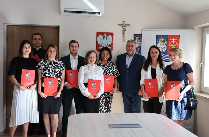 Nowi nauczyciele mianowani złożyli ślubowanie przed Starostą