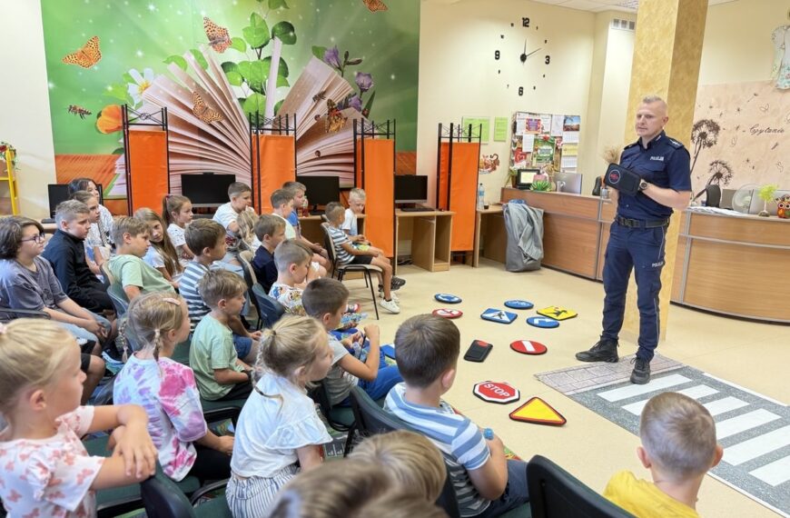 Nauka przez zabawę – policjanci odwiedzili dzieci w Brzózie Królewskiej