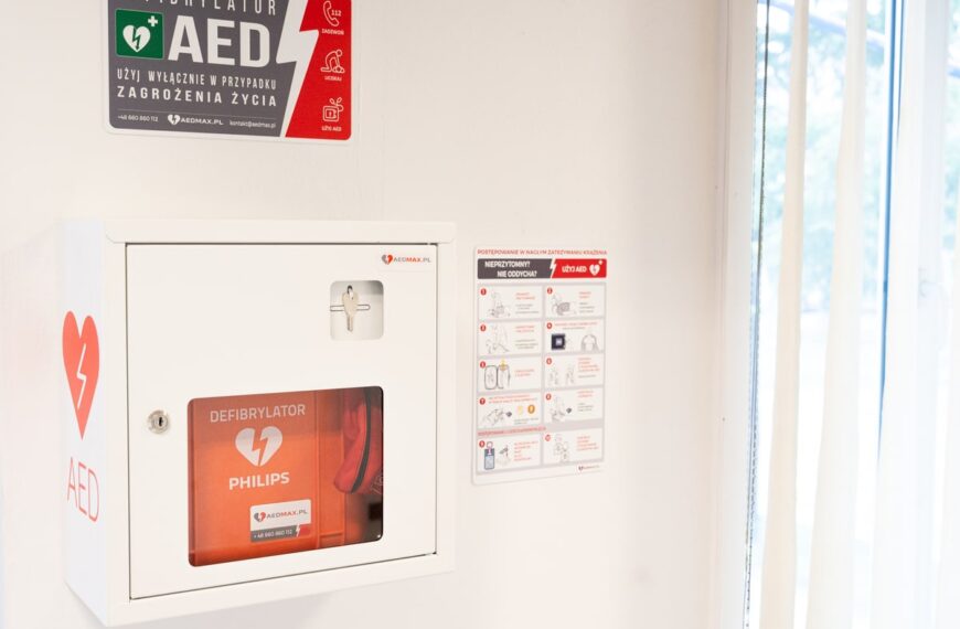 Nowy defibrylator AED przy Komendzie Powiatowej Policji w Leżajsku