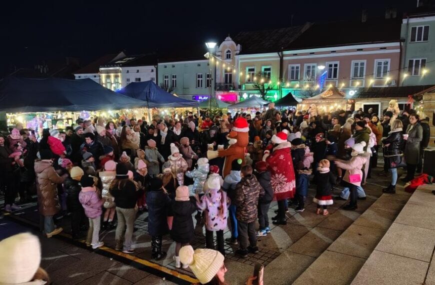 Świąteczna atmosfera opanowała Rynek w Leżajsku. Za nami bożonarodzeniowy jarmark