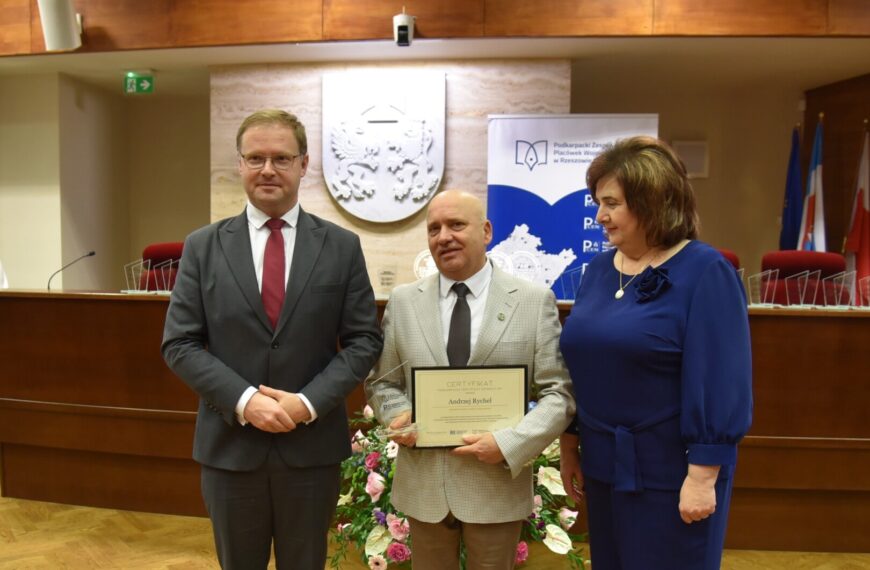 Samorządowcy i dyrektorzy szkół docenieni za działania na rzecz edukacji