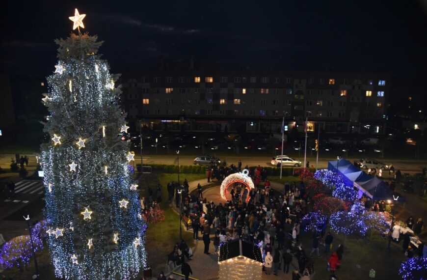 Świąteczna atmosfera opanowała Nową Sarzynę. Mieszkańcy spotkali się na jarmarku