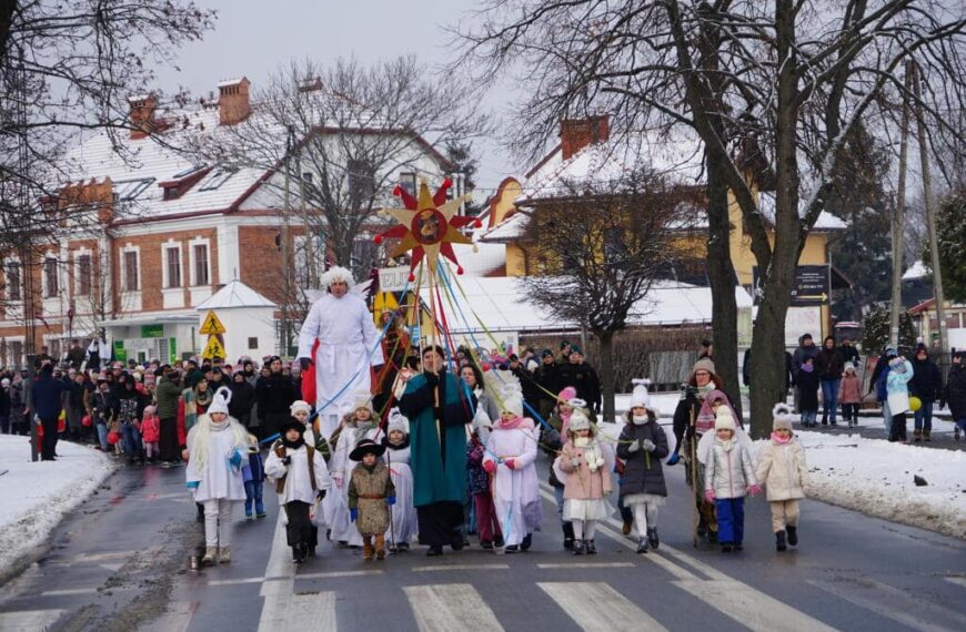 Leżajsk znów poszedł za gwiazdą. Tłumy na Orszaku Trzech Króli