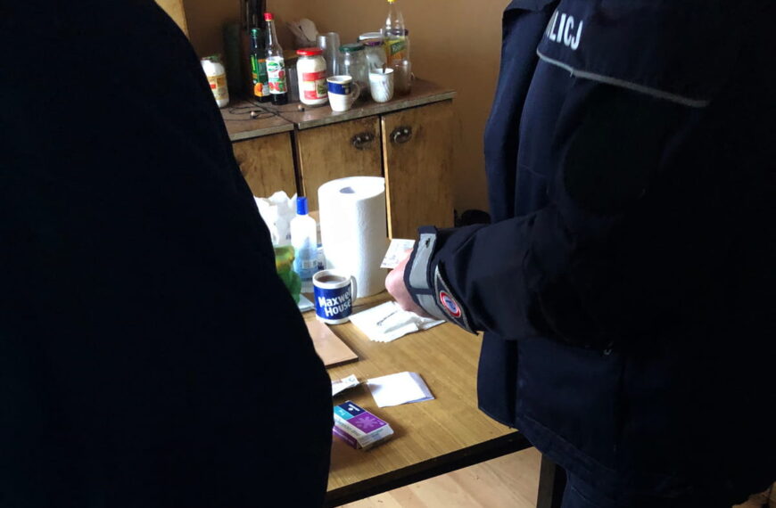 Zimowa troska policjanta z Grodziska Dolnego. Pomógł choremu mieszkańcowi w potrzebie