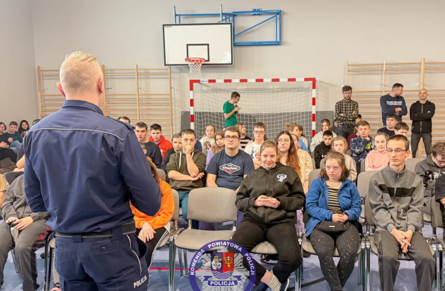 Bezpiecznie na drodze i w sieci. Policjanci z Leżajska w SOSW