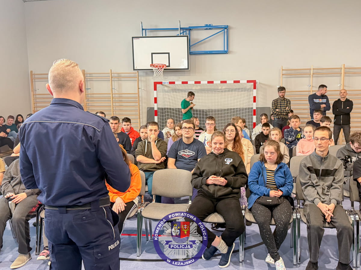 Bezpiecznie na drodze i w sieci. Policjanci z Leżajska w SOSW