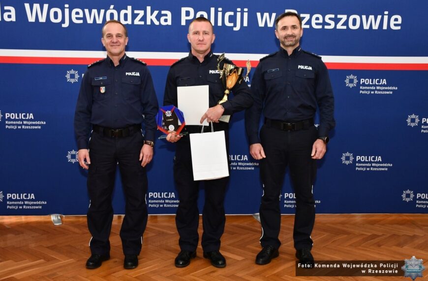 Policjant z Leżajska najlepszym dyżurnym na Podkarpaciu